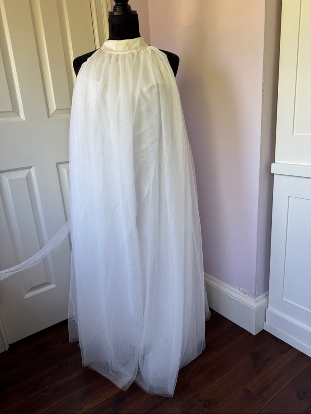 Elegant White Backless Tulle Maxi Dress